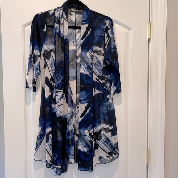 Creation strikingly beautiful cardigan print in blues white and black. - Picture 1 of 3